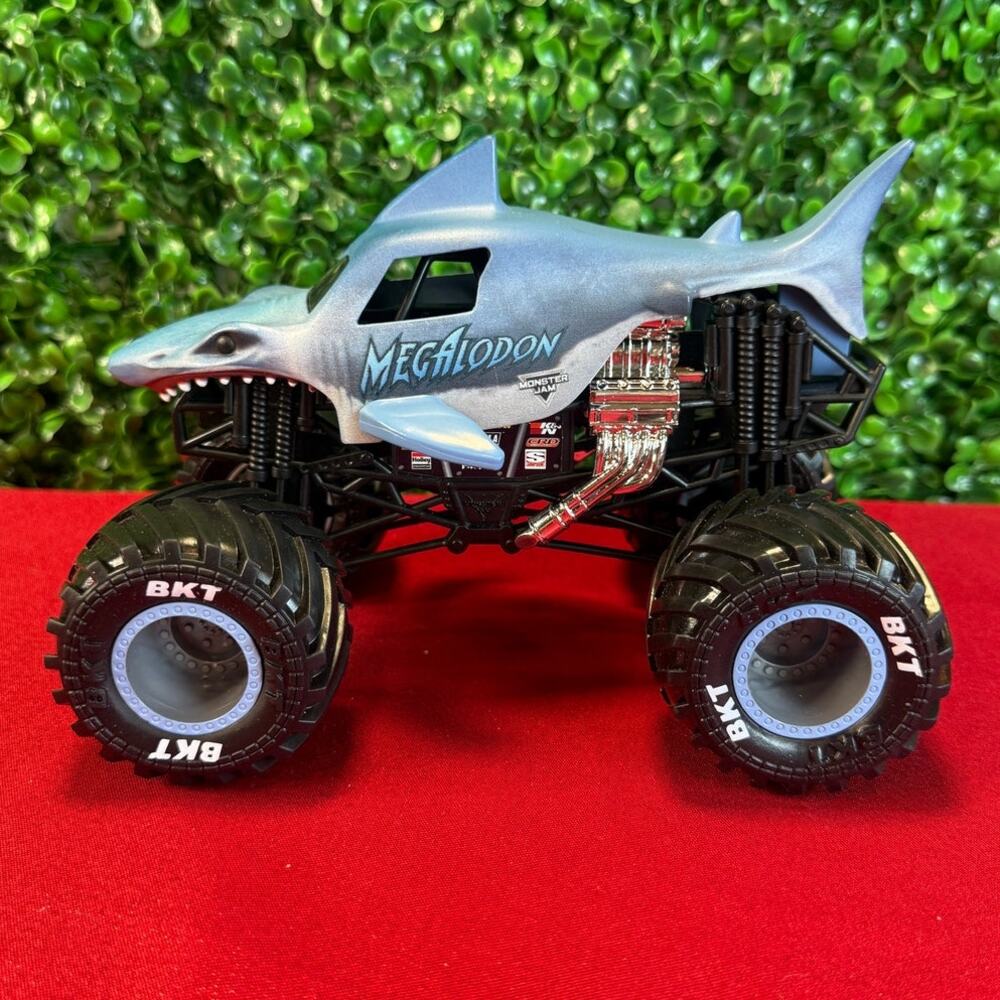 Spin Master Monster Jam Megalodon 1:24 Scale Die-Cast Monster Truck Shark